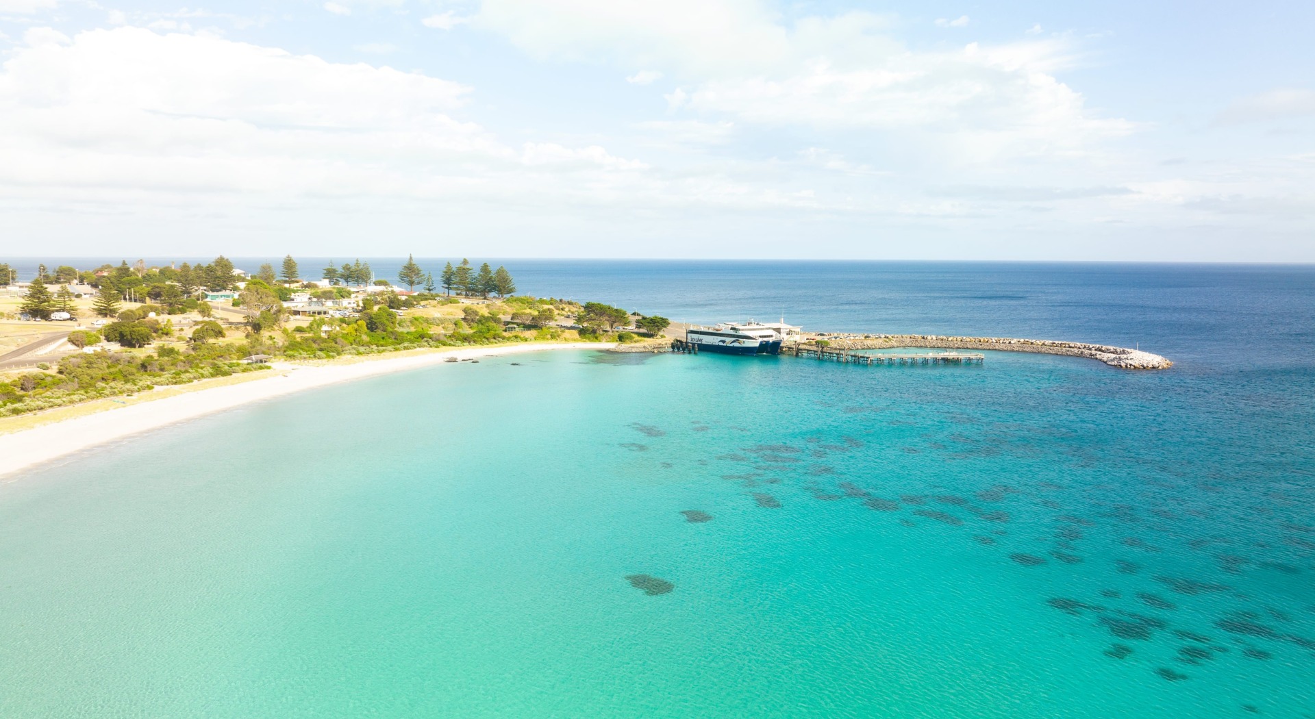SeaLink ferry at Penneshaw. Image: Tourism Australia